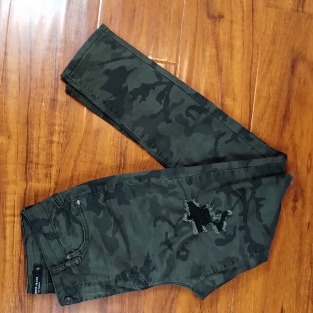 Hammer Jeans Los Angeles Camo Distressed Skinny Jeans Inseam 28" Style H504